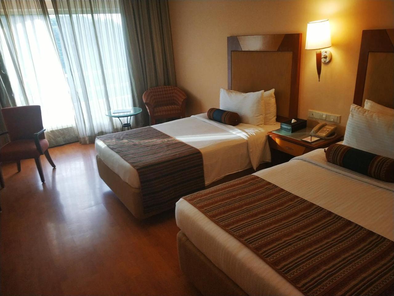 Hotel The Lalit Ashok Bangalore Exterior foto
